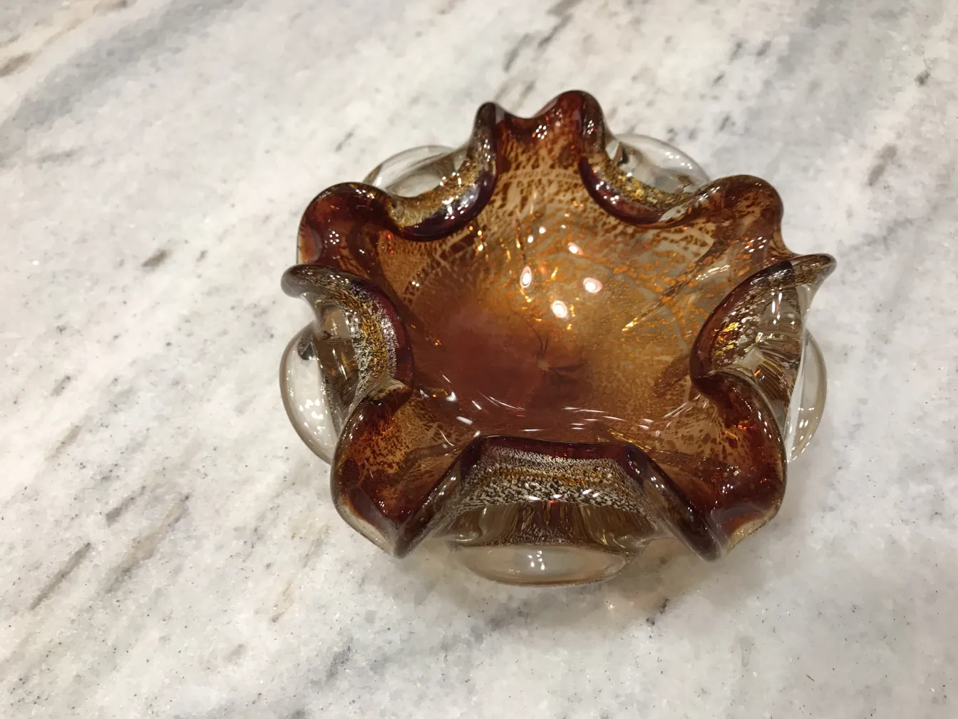 plato antiguo de cristal de Murano con diseño floral en tonos ámbar