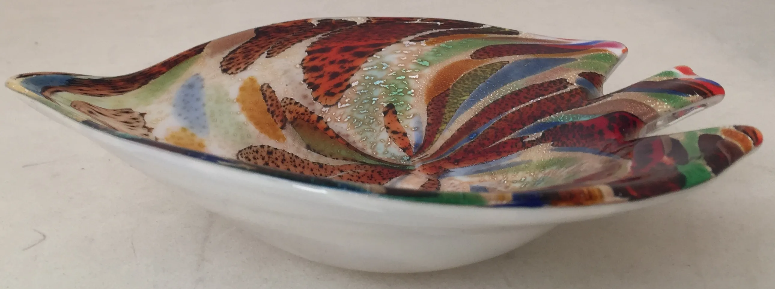 plat ancien en cristal de murano aux couleurs éclatantes