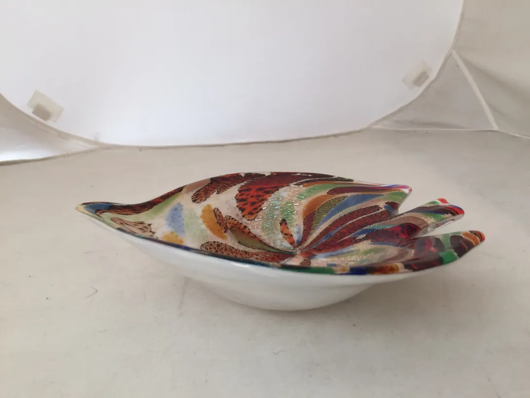 plato antiguo de cristal de murano con colores vibrantes