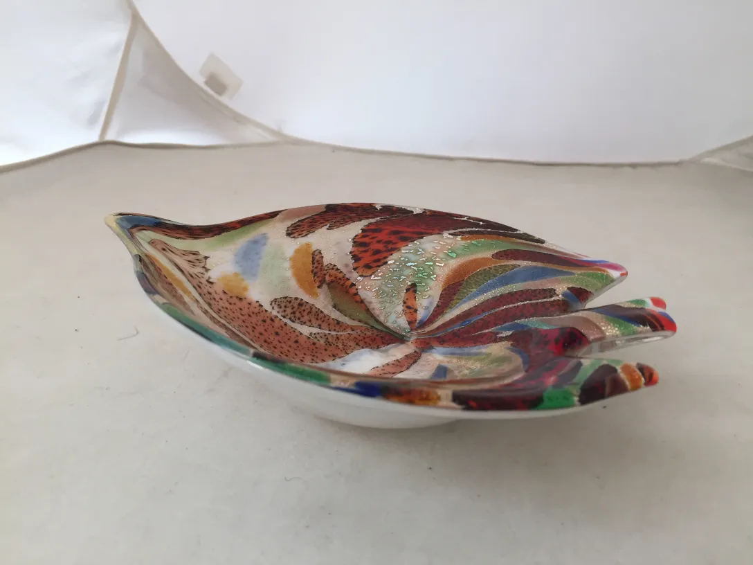 schöne blattförmige Murano-Glasstück mit lebhaften Farben