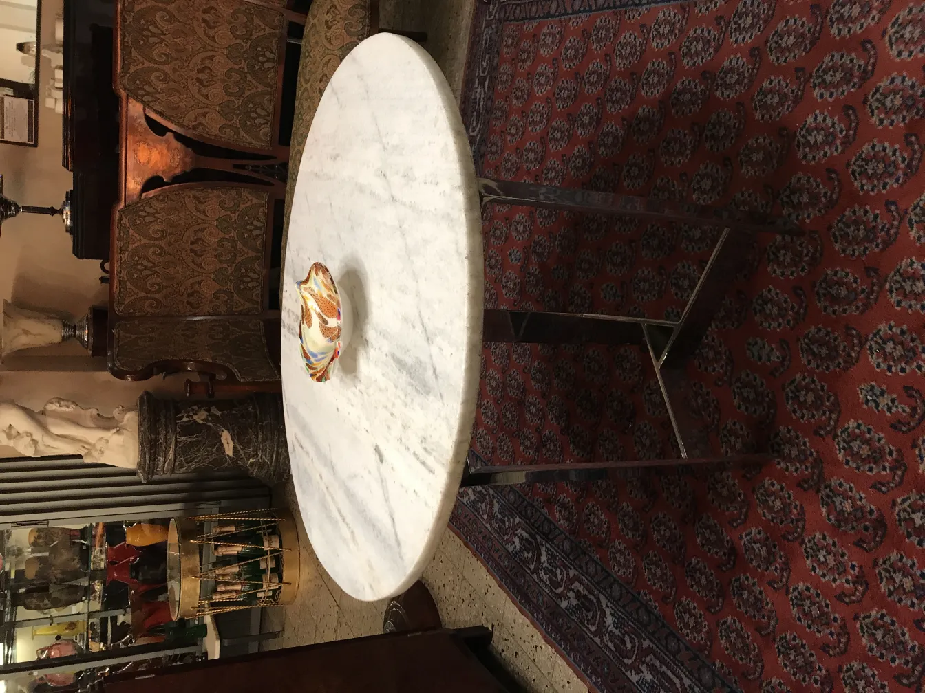 beau cristal de murano avec des couleurs vives et une forme unique