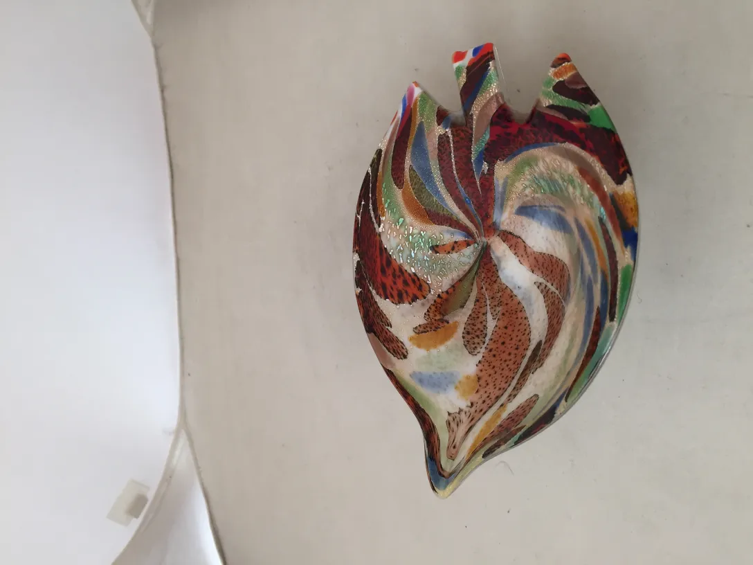 antigo cristal de murano decorativo com cores vibrantes e formas elegantes