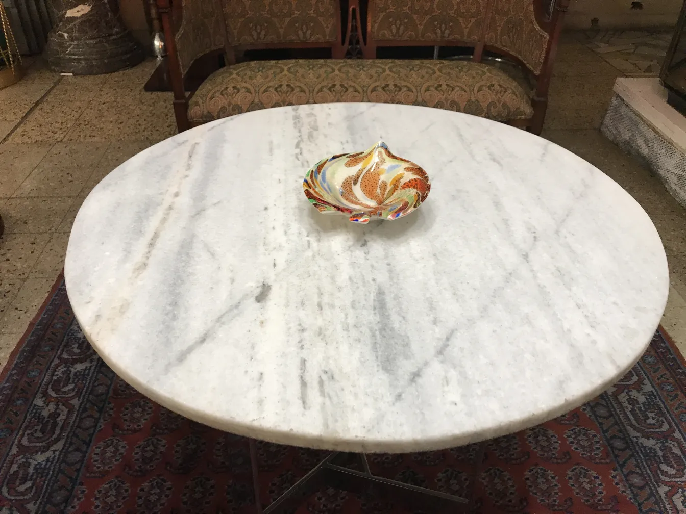 cristal de murano décoratif sur une table ronde en marbre