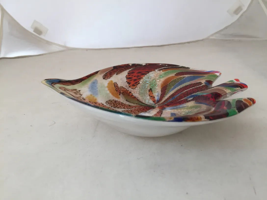 piatto decorativo in vetro di murano con colori vivaci