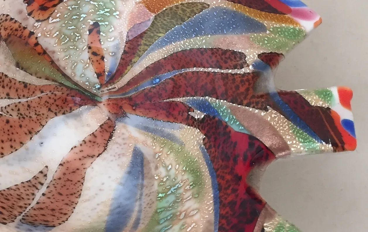 Cristal de Murano ancien avec des couleurs vives et un design unique