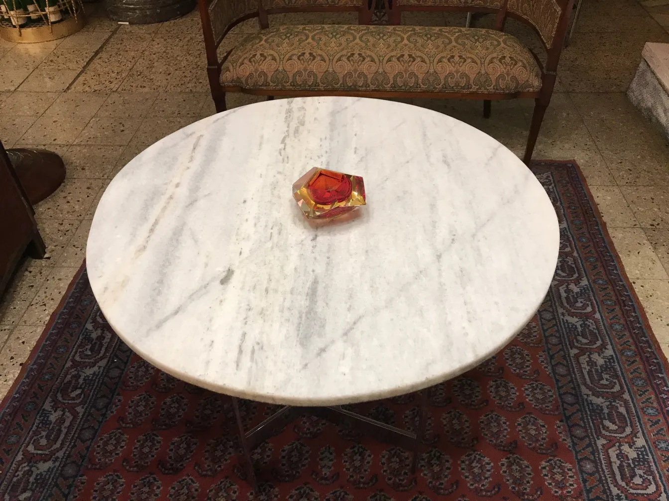 Cristal de Murano em ambiente clássico com mesa redonda e tapete