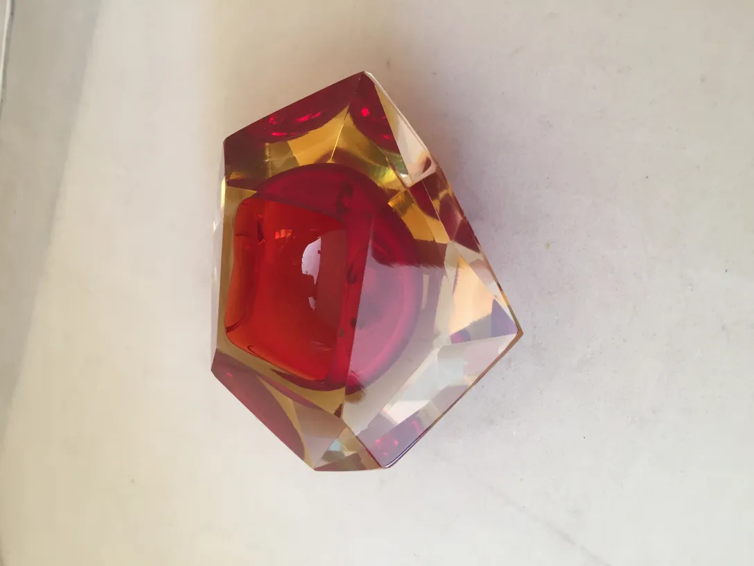 antikes murano-glas mit bunten facetten und einzigartigen formen