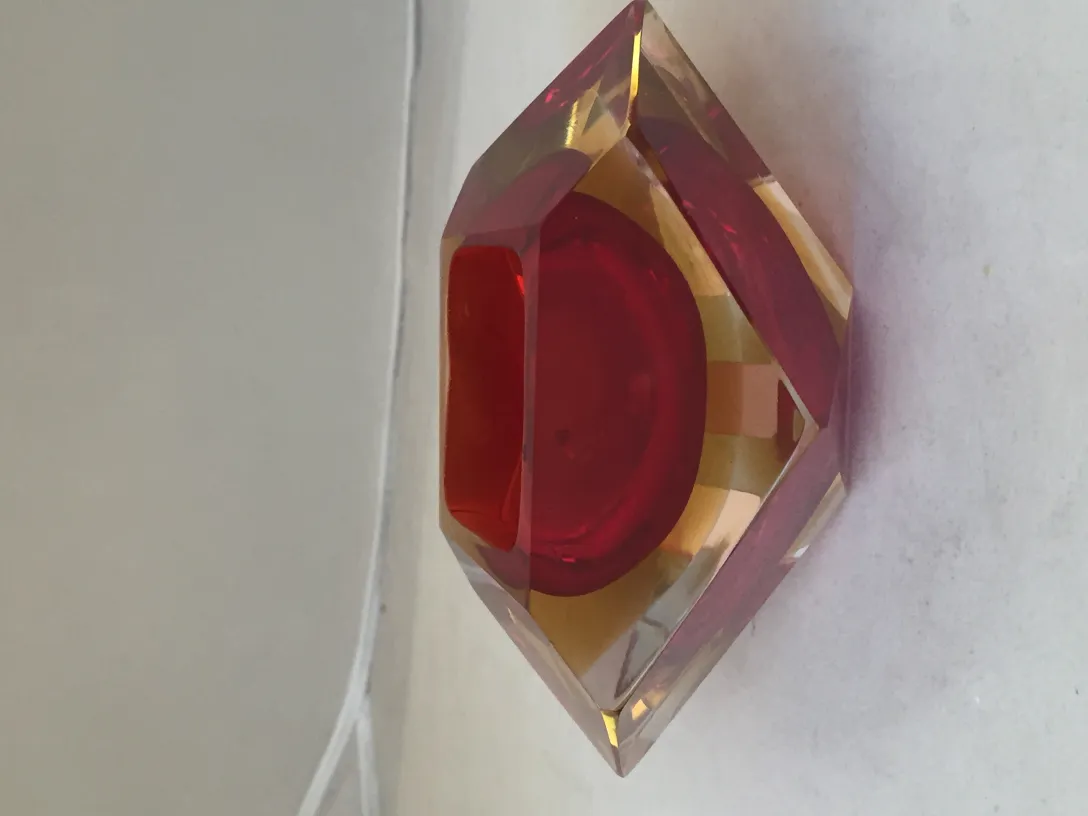 auffälliges murano-glas in diamantform mit roten akzenten