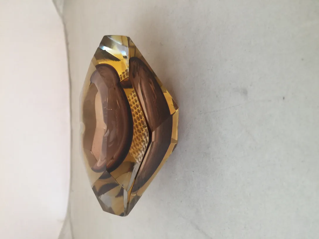 Antikes Murano-Glas mit dekorativer Form und goldenen Tönen