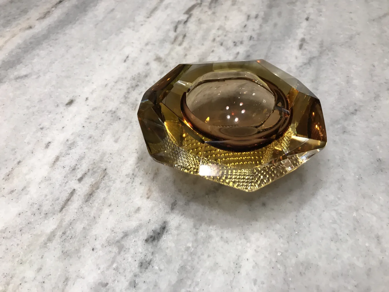 decorativo cristal de murano antiguo con forma octagonal y tonos dorados