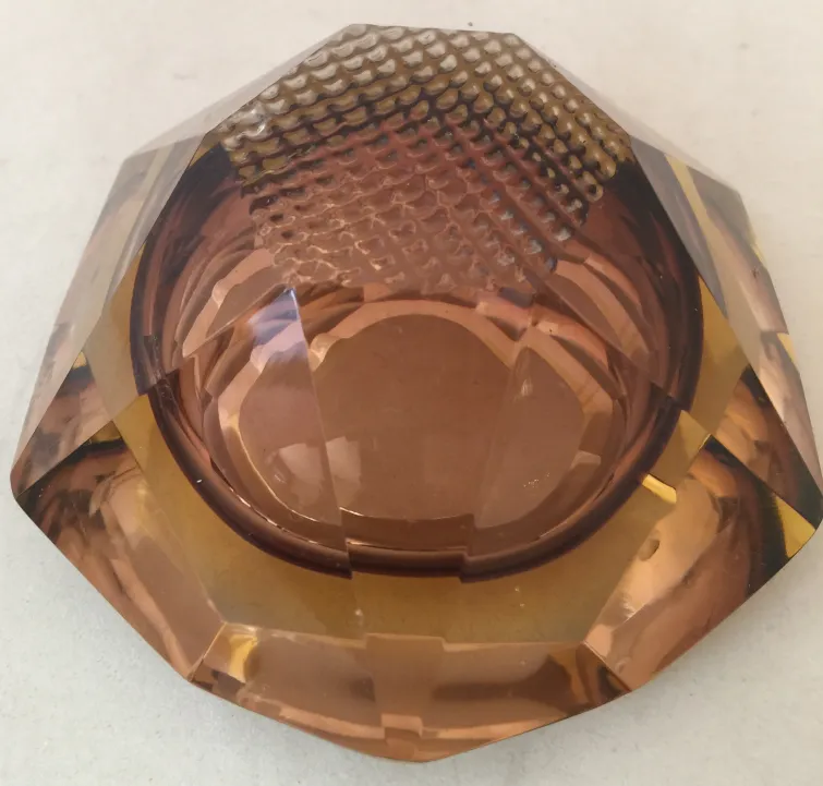 bellissimo pezzo in tonalità marroni con dettagli sfaccettati