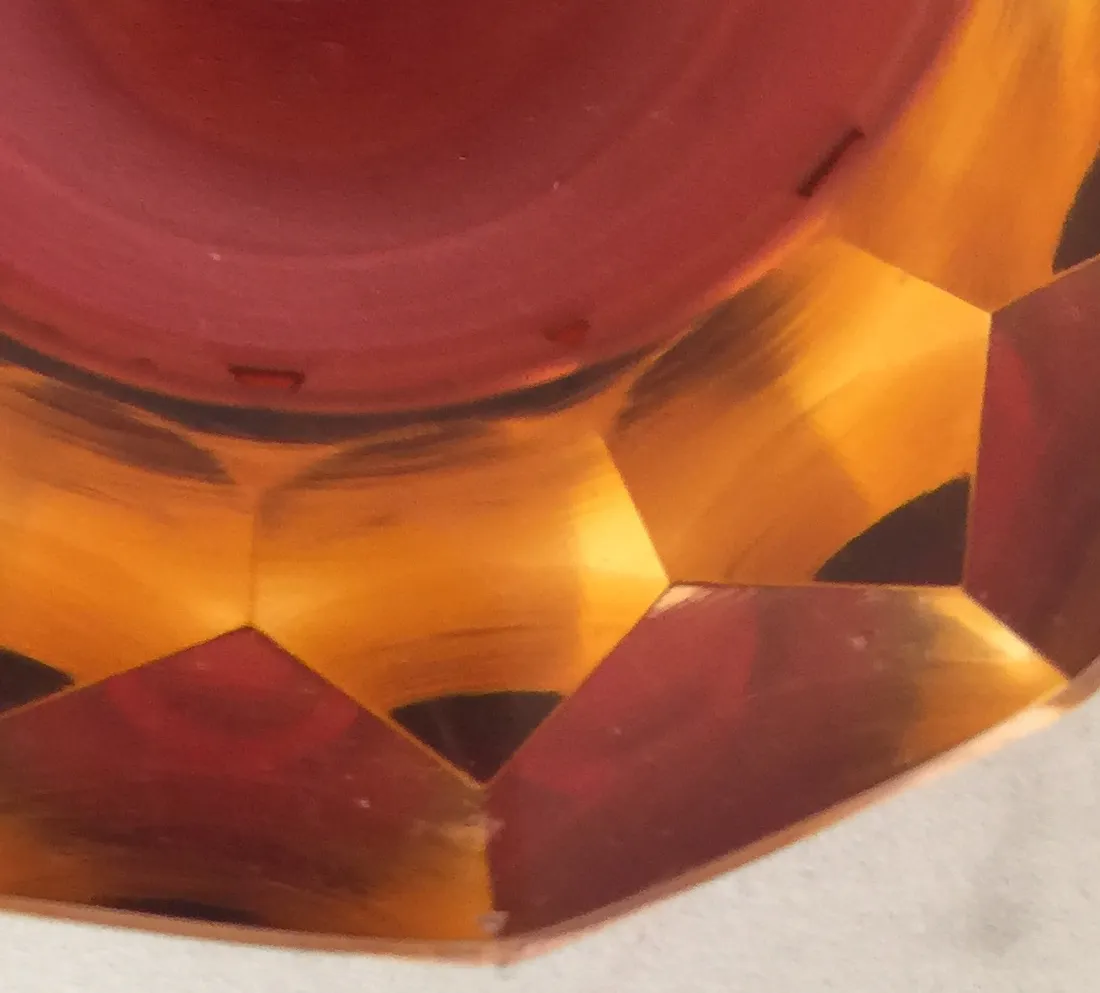 cristal de murano decorado com formas geométricas em tons quentes