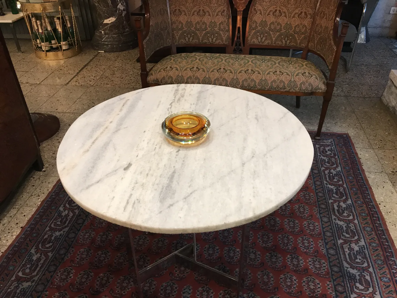 Cristal de Murano ancien sur une table avec décor coloré