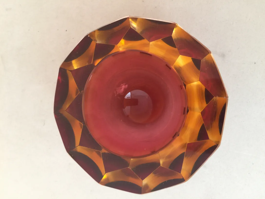oberansicht eines antiken murano-Glases mit roten und bernsteinfarbenen Farben, oktogonalem Form.