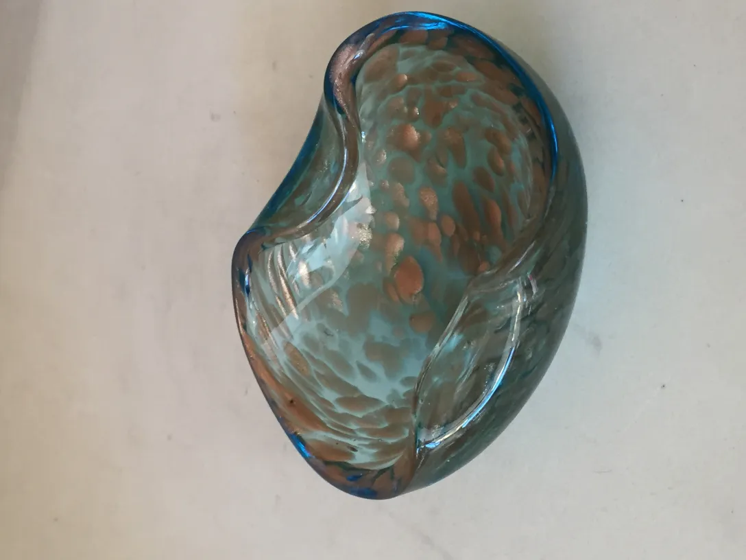 antico vaso in vetro di murano con design blu e dettagli in rame
