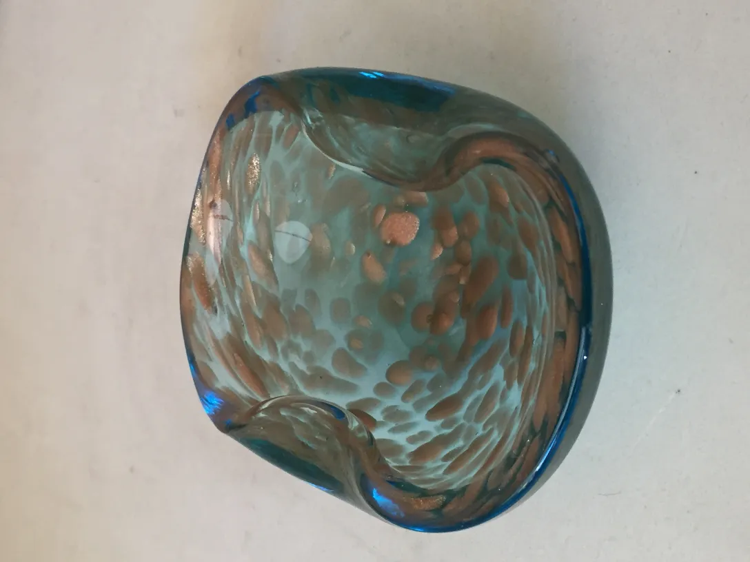 pièce en cristal de murano bleu avec des détails décoratifs
