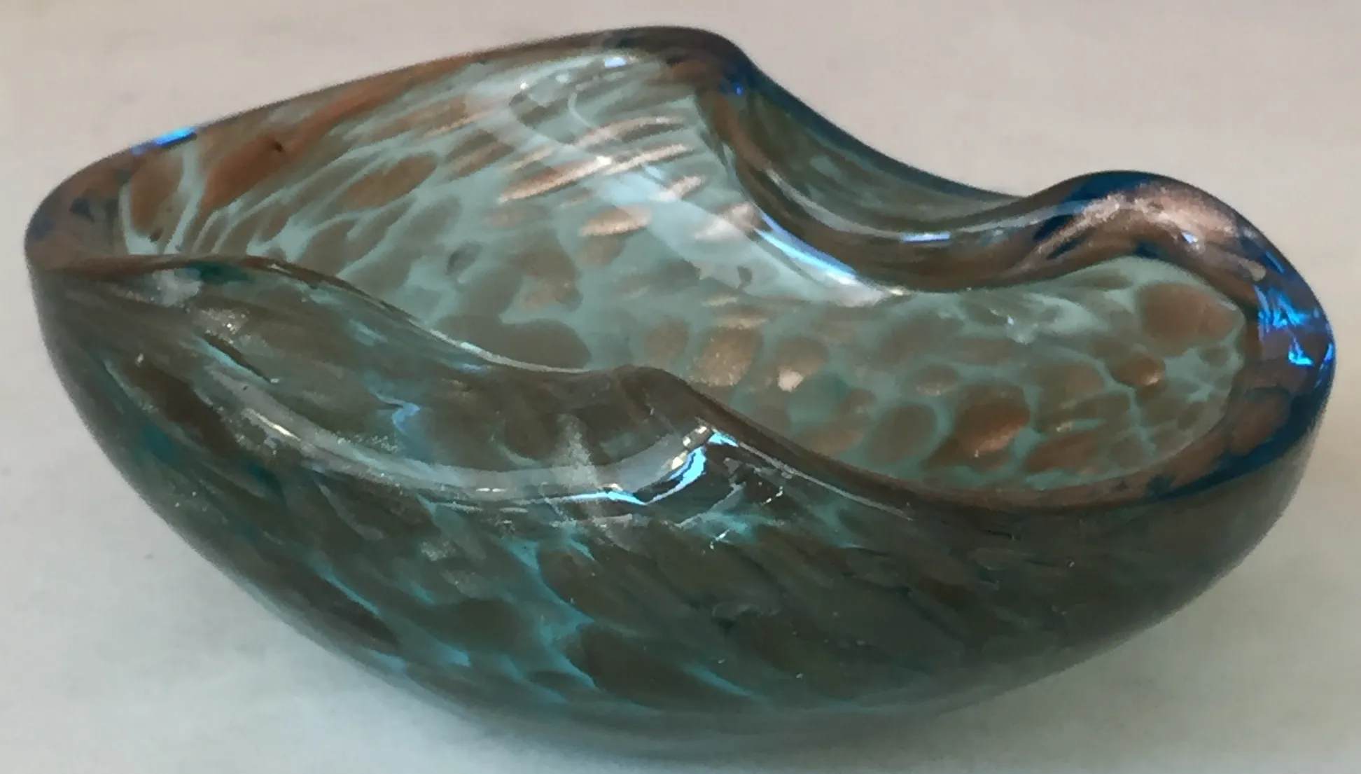 antik Murano-Glas mit wellenförmigem Design in Blau und Braun