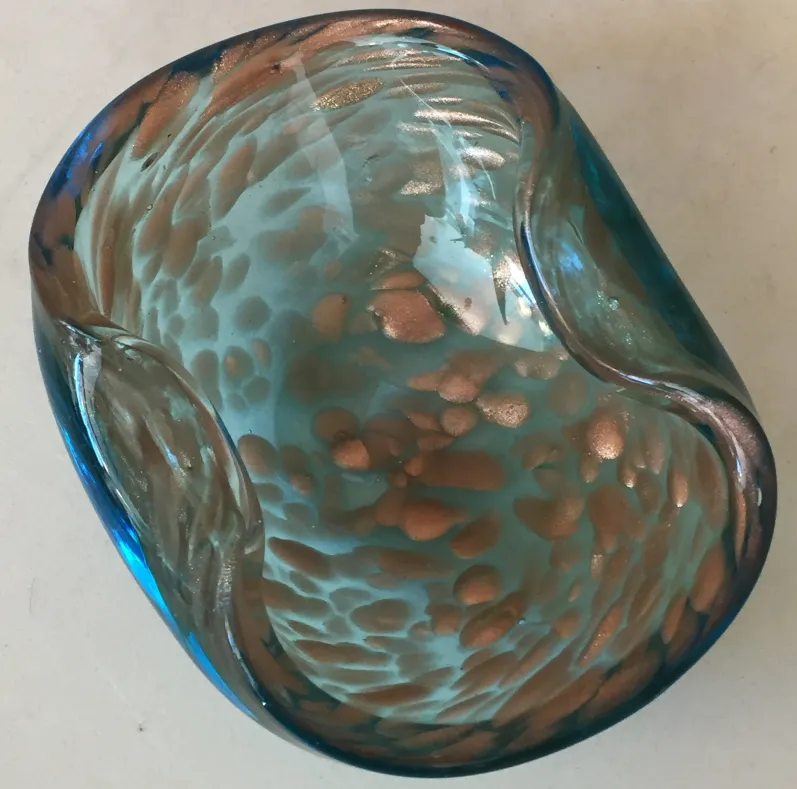 Centro de cristal azul de Murano con detalles dorados