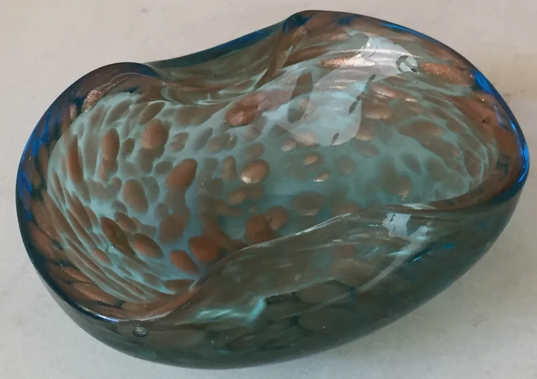 Cristal de Murano antiguo con colores y formas vibrantes, decorado con detalles visuales llamativos.