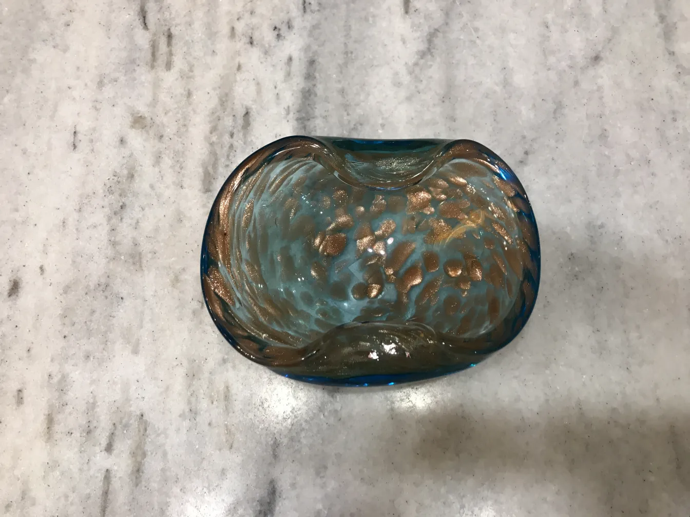 pezzo antico di vetro di murano con dettagli blu e oro