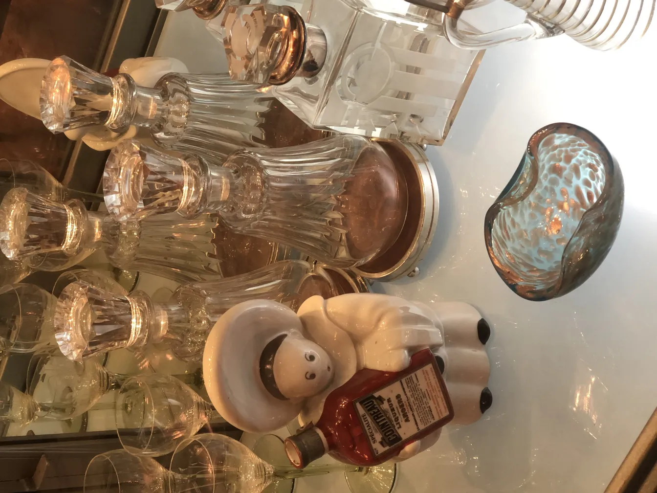 Antica decorazione in vetro di Murano con forme eleganti e dettagli colorati in un ambiente accogliente.