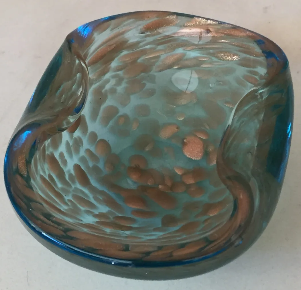 Cendrier ancien en cristal de Murano avec des tons bleus et des détails en bronze.