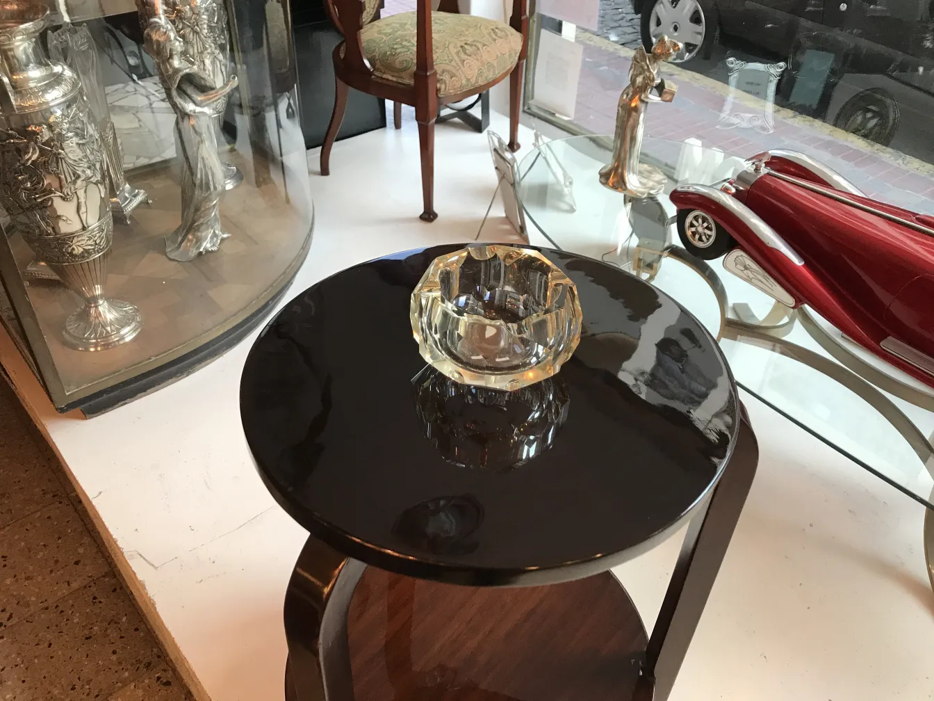 Altes Murano-Glas auf dunkler Oberfläche mit glänzender Dekoration