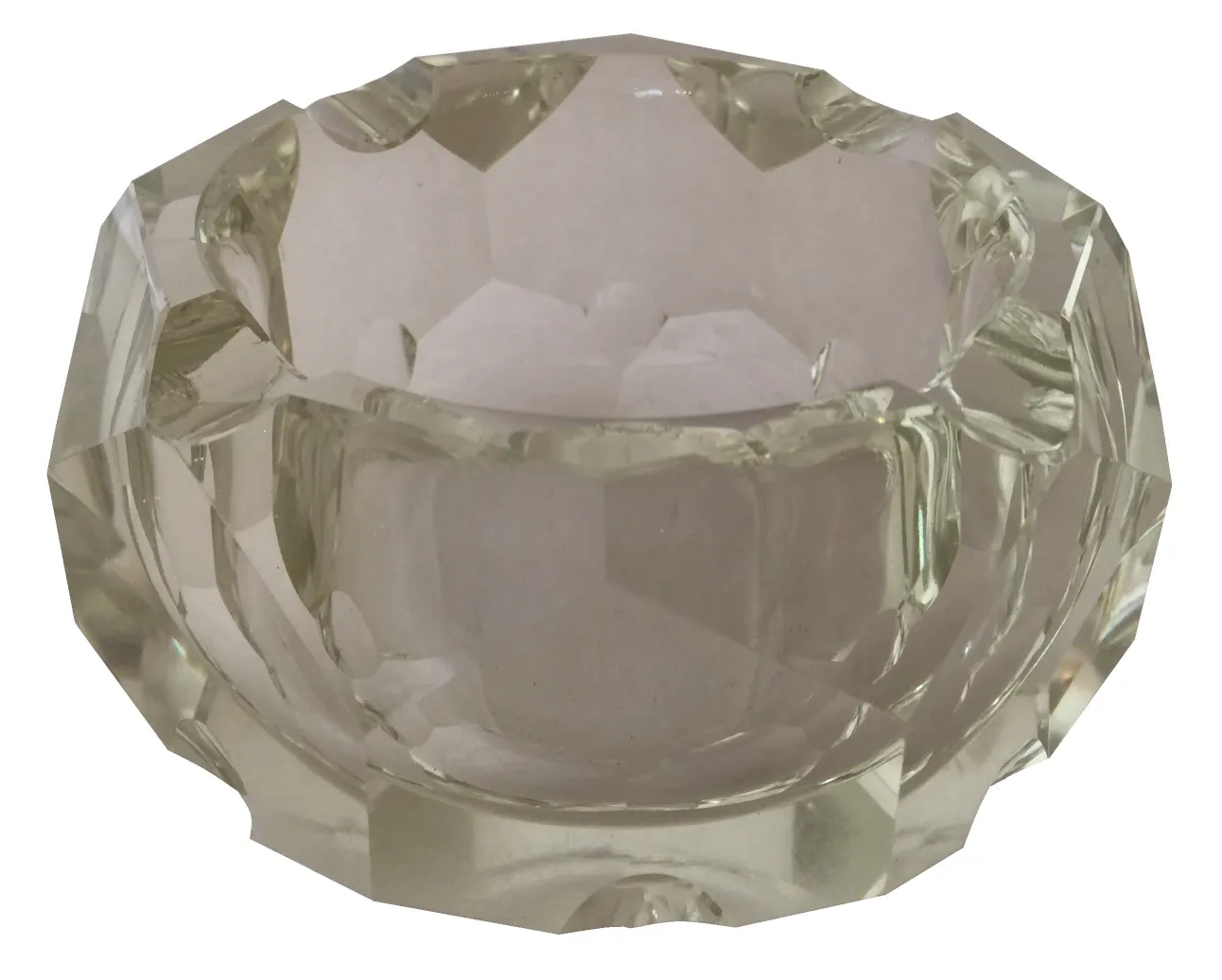 zerbrechliches dekoratives stück aus murano-glas mit facettierten formen