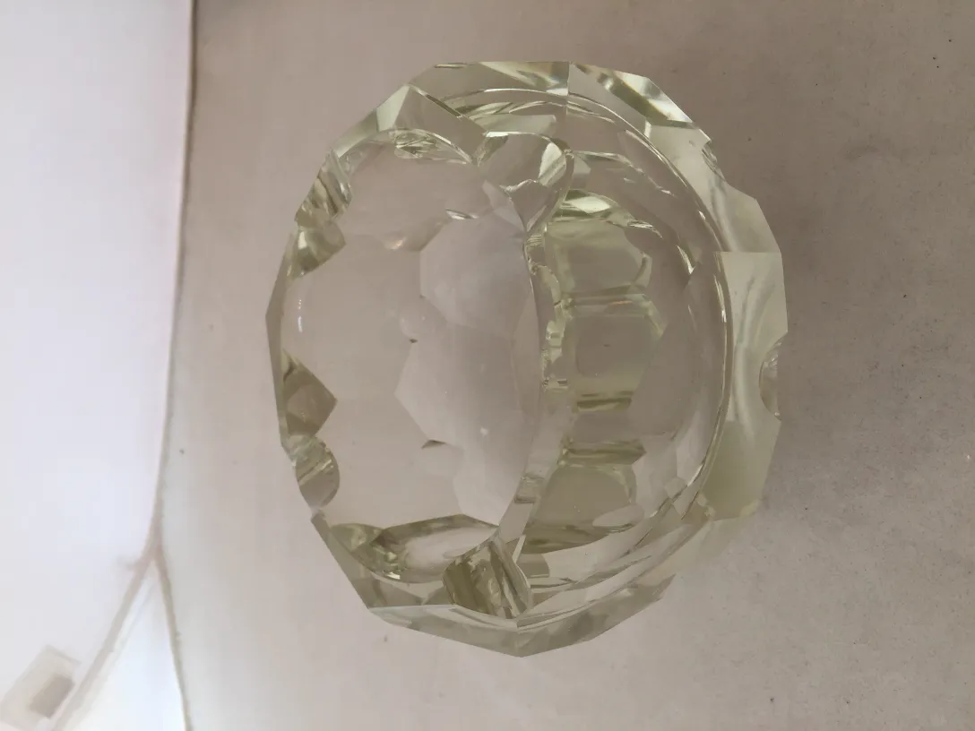 Cristal de Murano antiguo con formas decorativas y acabados brillantes.