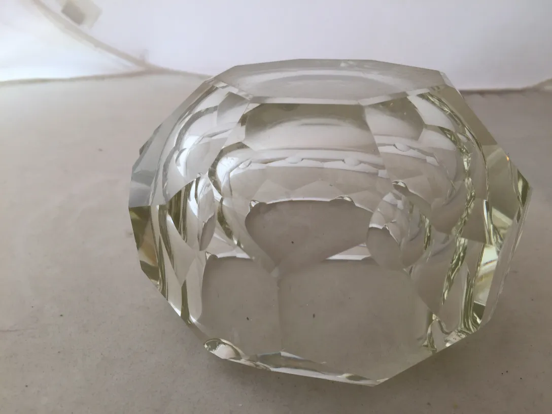 Cristal de Murano antigo com formas facetadas em um ambiente neutro