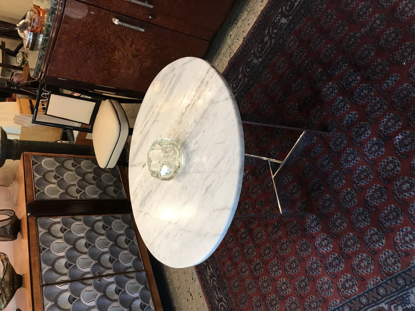 Antico vetro di Murano su un tavolo decorativo.