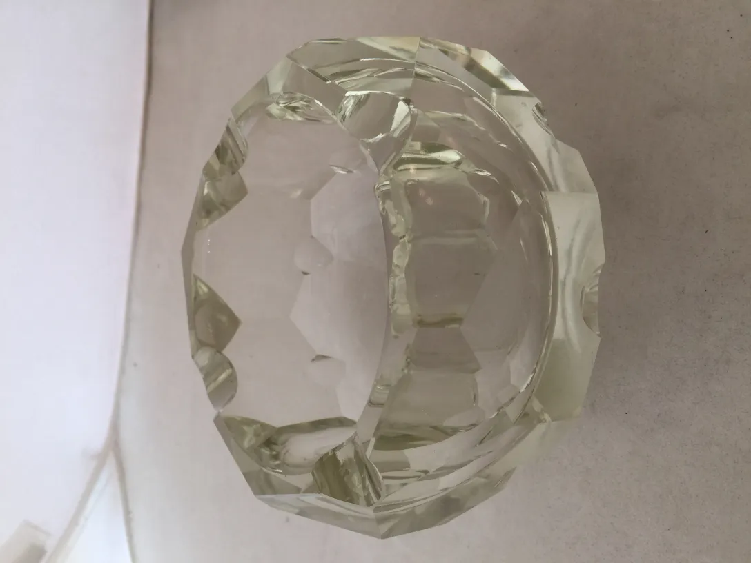 Antico vetro di Murano decorativo con forme sfaccettate