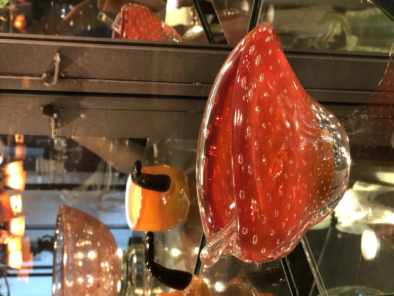 antigüedad cristal de murano en forma de flor roja con puntos