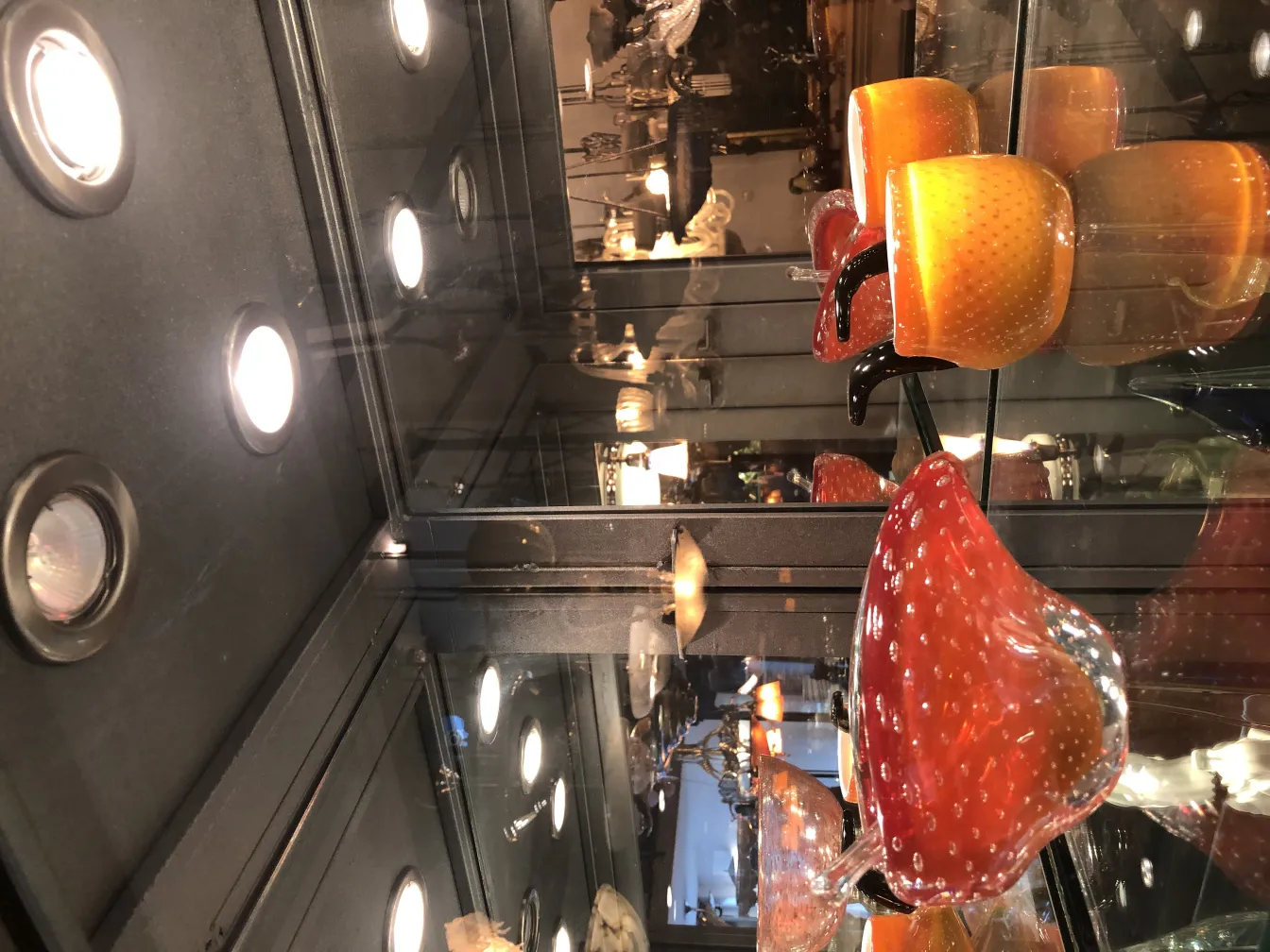 bella pezzo decorativo antico in vetro di Murano con dettagli colorati