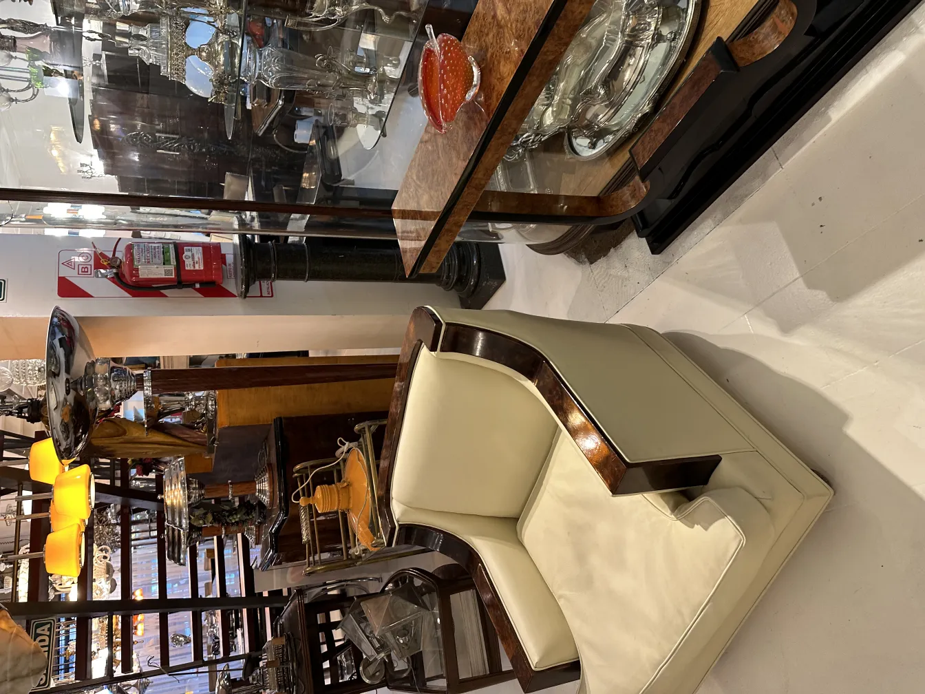 sedia e pezzi d'antiquariato in vetro di murano in mostra