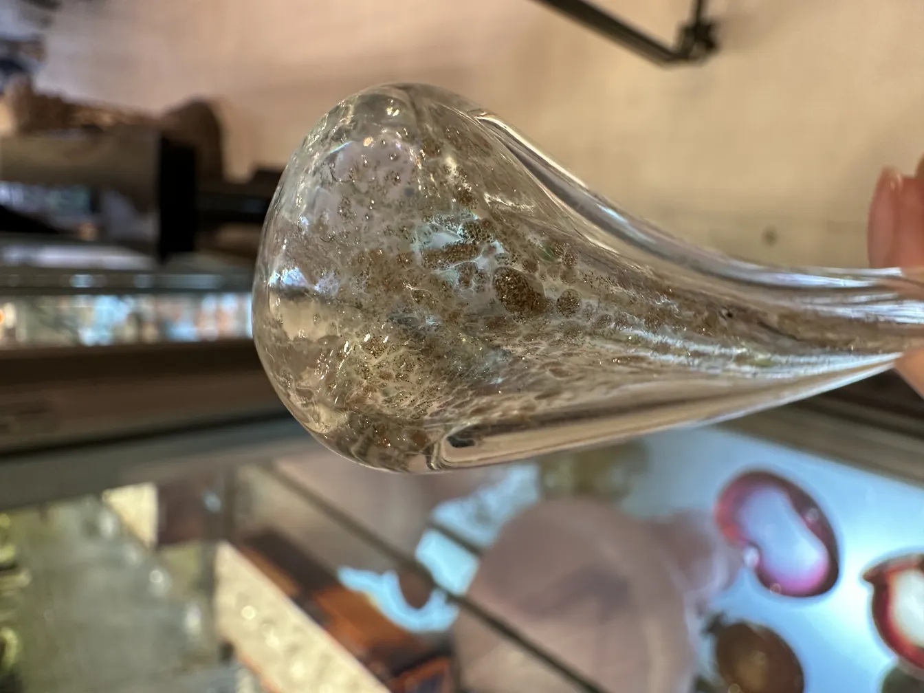 antik murano-glas mit mehreren blasen, elegant und glänzend, in einer vitrine