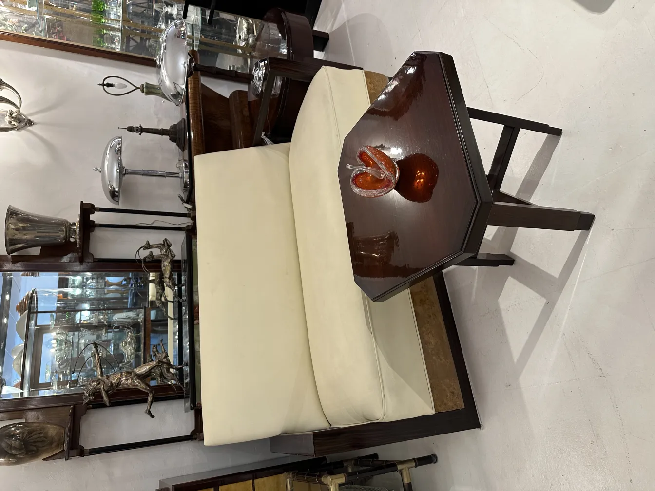 gekreuzt, bunt, mit eleganten Formen auf hellem Hintergrund