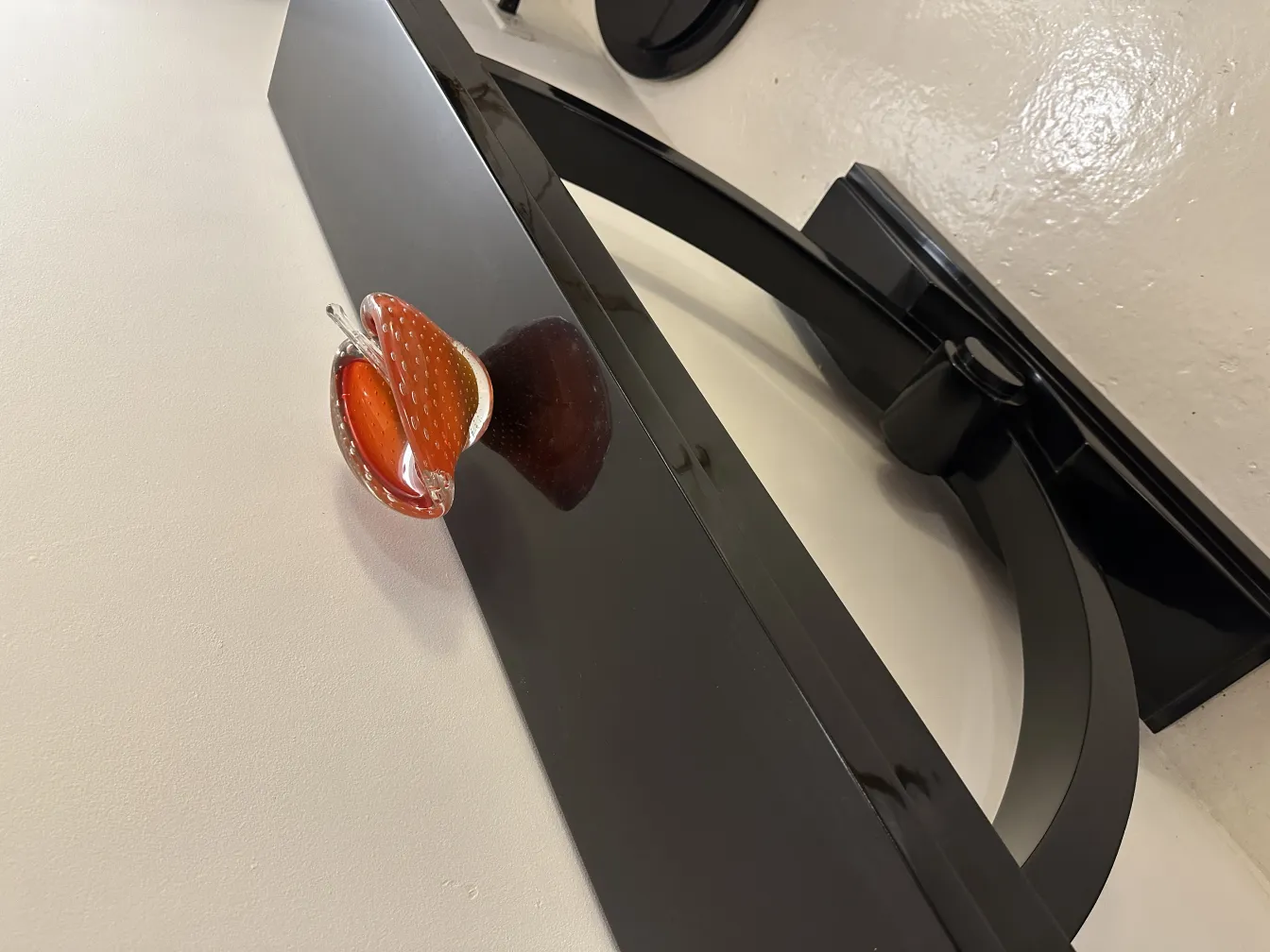 murano-glaskäfer in roten tönen auf schwarzem hintergrund