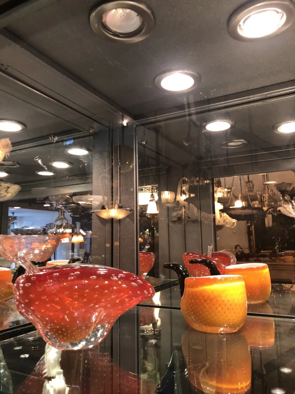 antiguidades com vidro de murano, cores e formas vibrantes