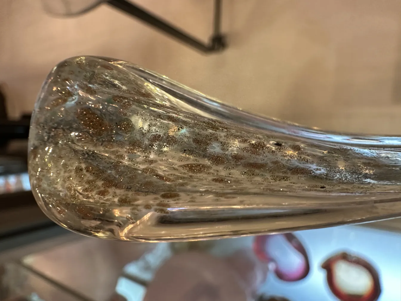 detalle de un antiguo cristal de Murano con burbujas doradas en forma elegante