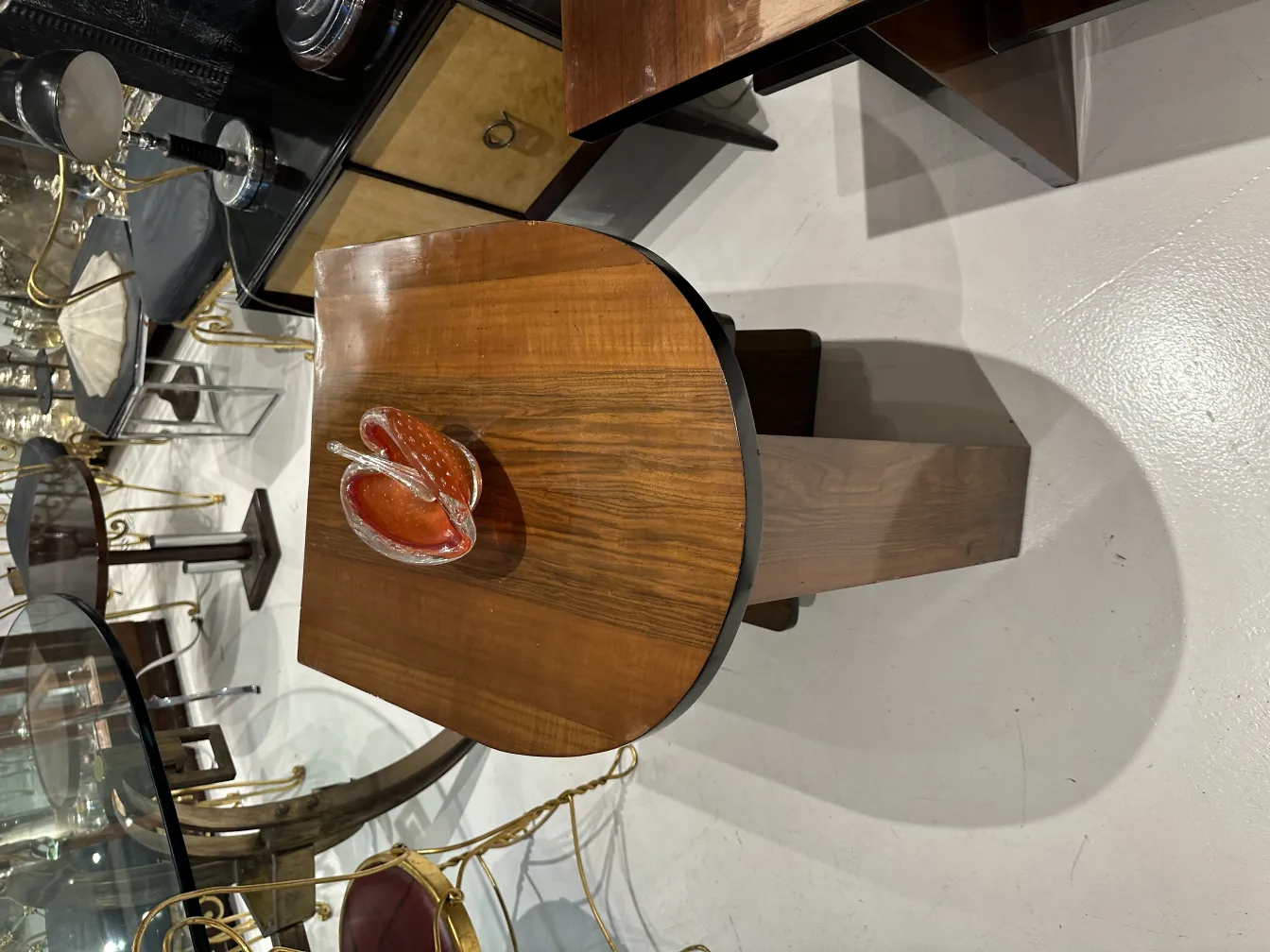 hermoso cristal de murano en forma de flor sobre mesa