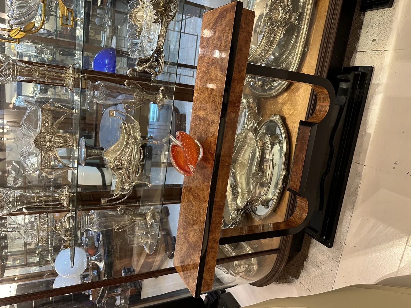 scultura antica in vetro di Murano con disegno rosso in una vetrina