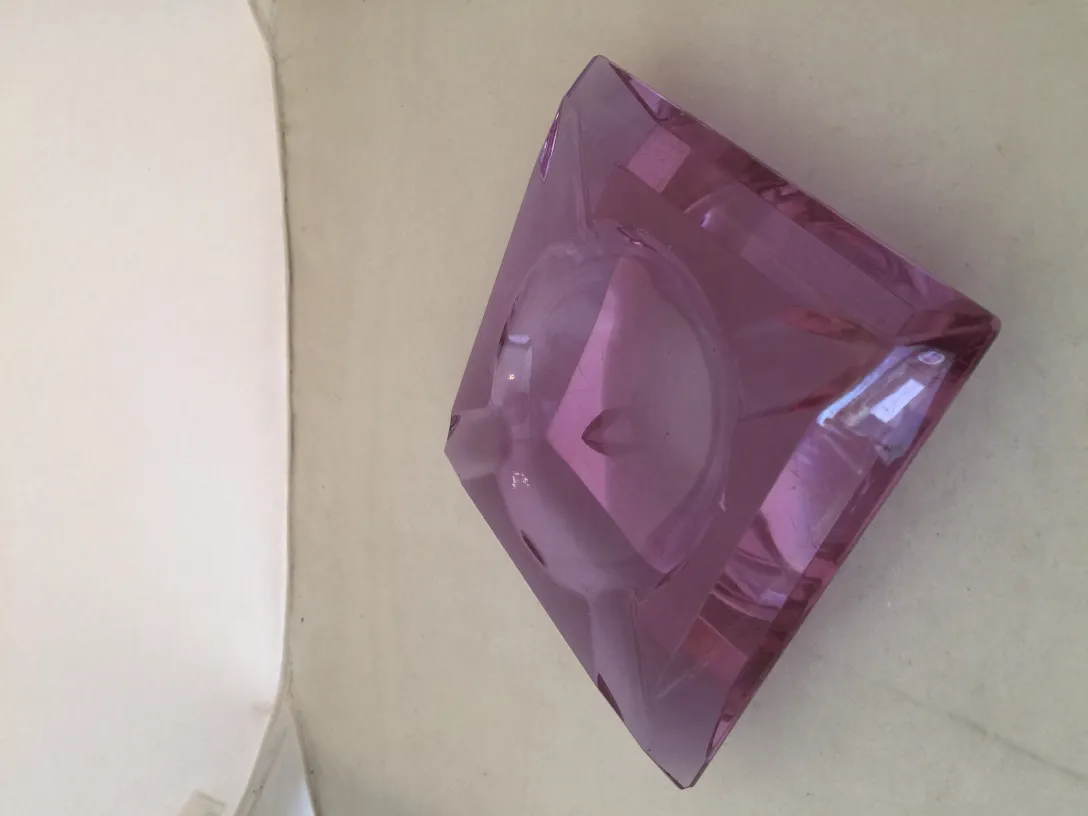 figurita antigua de cristal de murano en color rosa con forma triangular