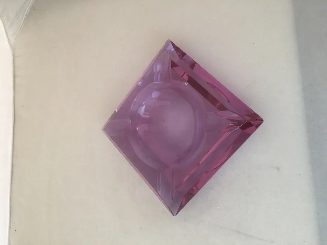 Cristal de Murano rosa con forma decorativa antigua, ambiente neutro