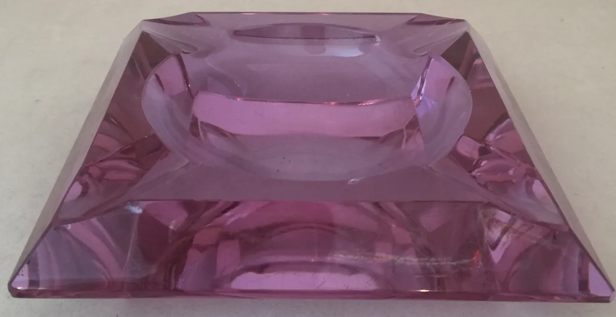 cinzeiro antigo de cristal de murano rosa com formas elegantes