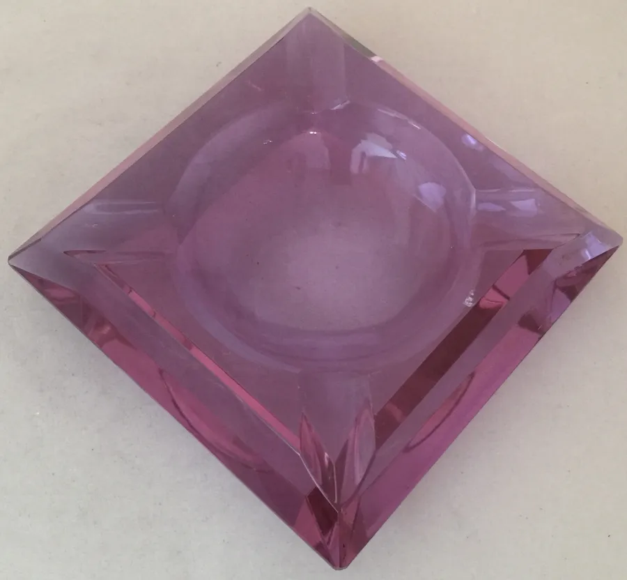 Cinzeiro de cristal de Murano antigo na cor roxa, formato quadrado e design elegante.