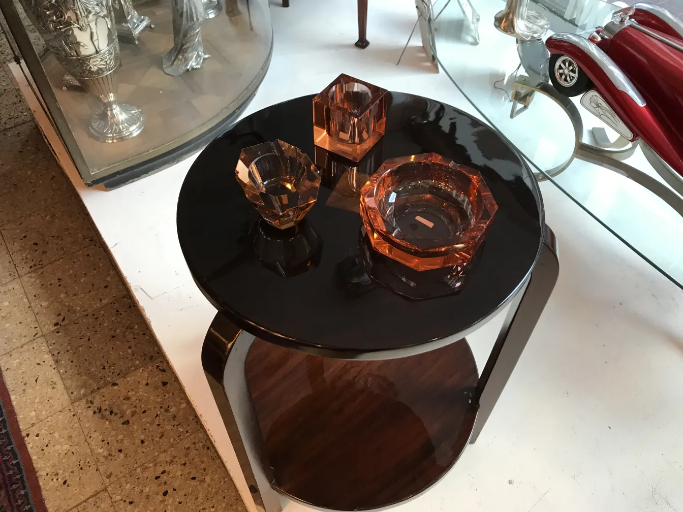 Cristal de Murano décoratif en teintes ambre sur table noire