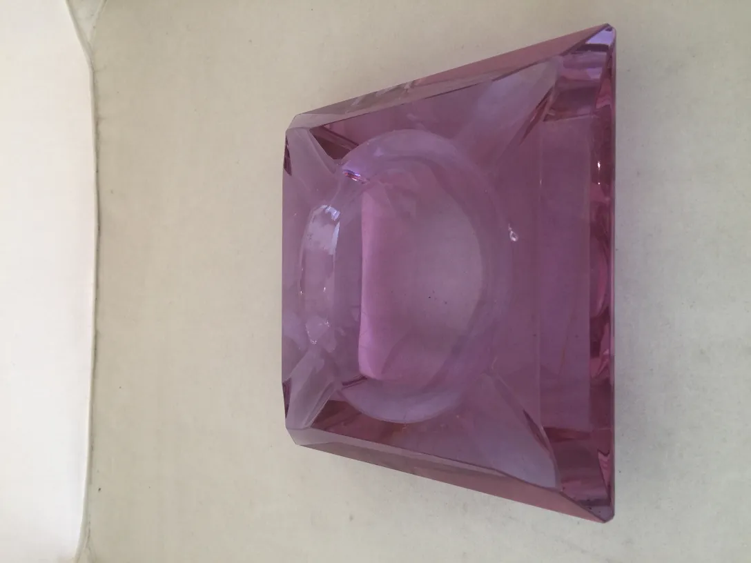 Antikes Murano-Glas, rosa, blattförmig, heller Hintergrund