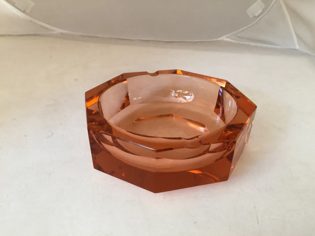antiker orangefarbener achteckiger Glas-Aschenbecher