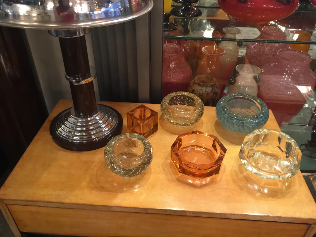 varios recipientes antiguos de cristal de murano en colores cálidos